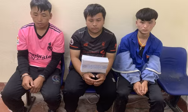 Bắt 3 đối tượng, thu giữ 2 bánh heroin và 1 khẩu súng K59
