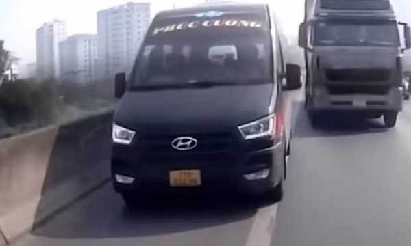 Phạt 5 triệu đồng tài xế xe khách đi vào làn khẩn cấp đường Vành đai 3