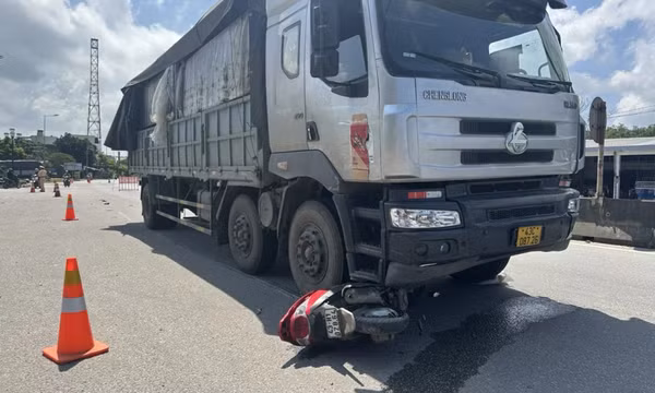 Xe tải tông xe máy trên QL1, người đàn ông tử vong tại chỗ