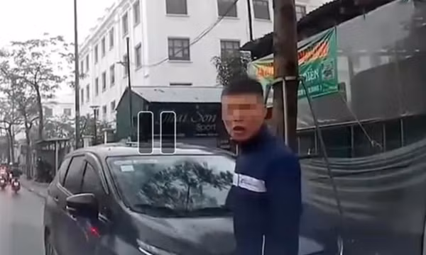 Xử phạt tài xế ô tô đi ngược chiều, đòi hành hung người đi đường