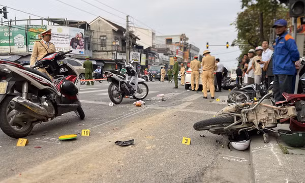 Xe taxi đâm liên hoàn xe máy dừng đèn đỏ, 6 người nhập viện