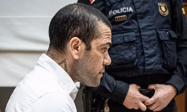 Barca loại Dani Alves khỏi danh sách huyền thoại