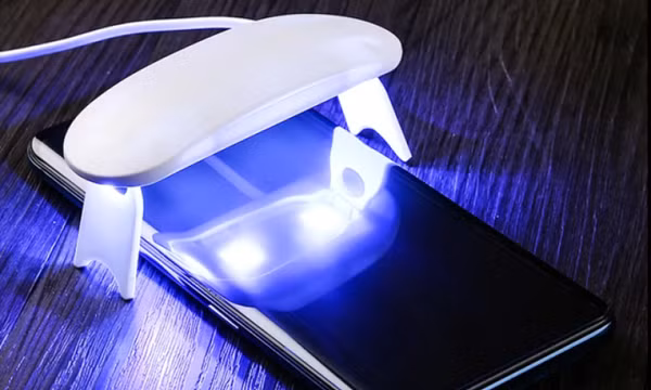 Xiaomi cảnh báo miếng dán keo UV gây hại smartphone