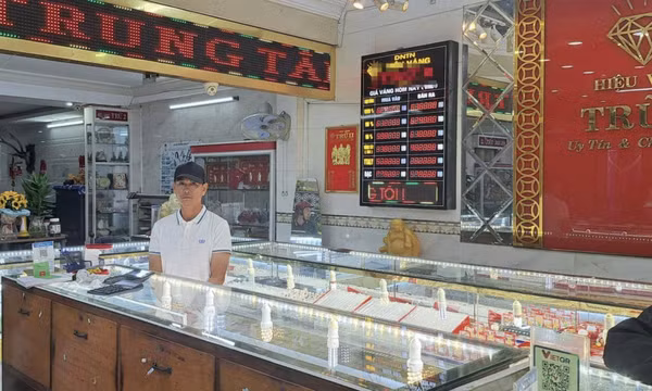 Người đàn ông cướp vàng bán đưa tiền cho vợ sắm Tết
