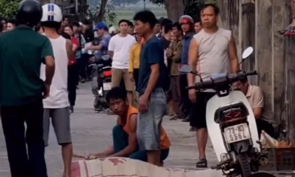 Bắn hạ trâu ‘điên' lao ra đường húc chết người
