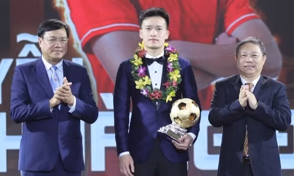 Hoàng Đức giành danh hiệu Quả bóng Vàng Việt Nam 2023