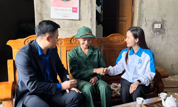 Thường trực Tỉnh đoàn tặng quà tân binh lên đường nhập ngũ năm 2024