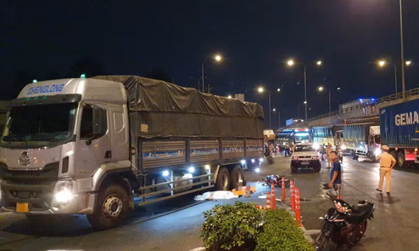 Tai nạn giữa xe máy và xe tải ở ngã tư An Sương, 2 người chết