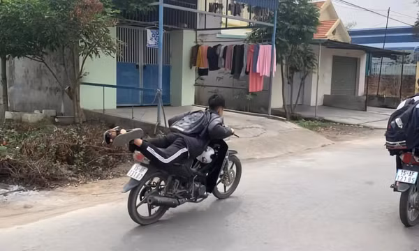 Nam sinh lớp 11 nằm trên yên điều khiển xe bị xử lý hàng loạt vi phạm