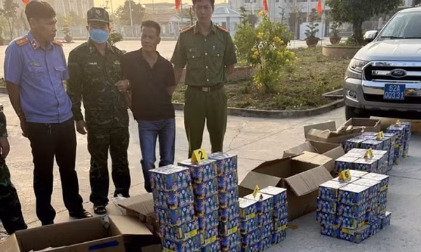Bắt quả tang 2 đối tượng vận chuyển pháo nổ nhập lậu bằng ô tô