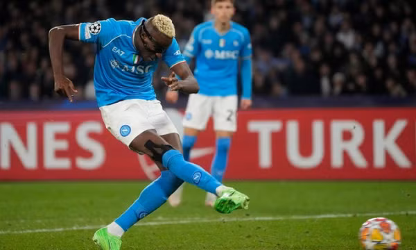 Barca rơi chiến thắng trên sân của Napoli