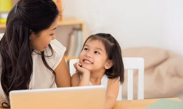 Việc gần gũi giữa mẹ và trẻ sơ sinh kích thích sự đồng bộ não