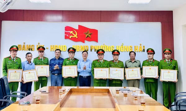 Khen thưởng 10 cá nhân tham gia truy bắt đối tượng phá gương ô tô trên đường Nguyễn Văn Cừ