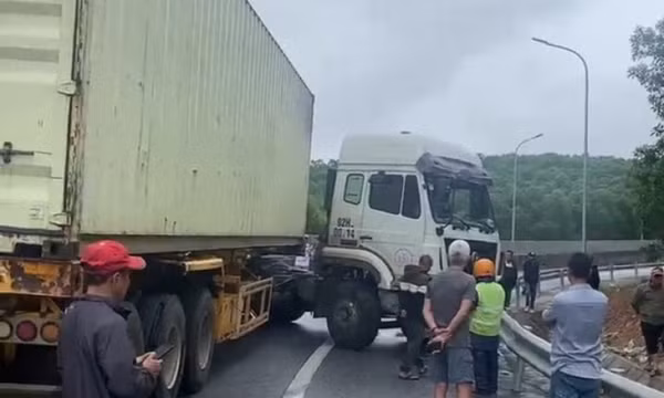 Xe đầu kéo tự tông vào hộ lan trên cao tốc Cam Lộ - La Sơn