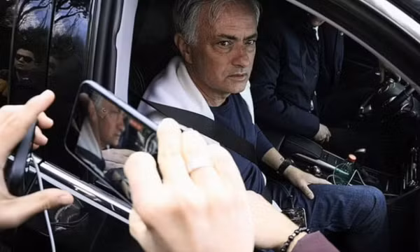 Mourinho ám chỉ bị phản bội ở Roma