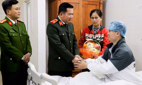 Công an tỉnh thăm hỏi chiến sĩ bị thương khi làm nhiệm vụ