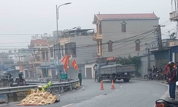 Va chạm với xe cẩu, người đàn ông ở Nam Định tử vong