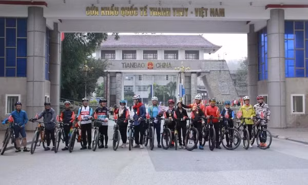 Khách du lịch Việt Nam-Trung Quốc đã có thể đạp xe qua cửa khẩu Thanh Thủy