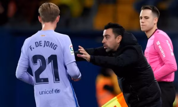 Xavi làm rõ tương lai của De Jong