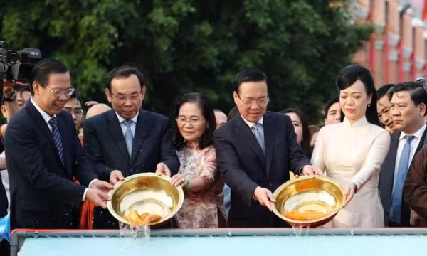 TP Hồ Chí Minh: Chủ tịch nước và kiều bào dâng hương, thả cá tại Bến Nhà Rồng