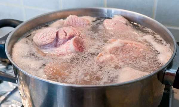 Vì sao canh xương thường nổi bọt khi nấu?