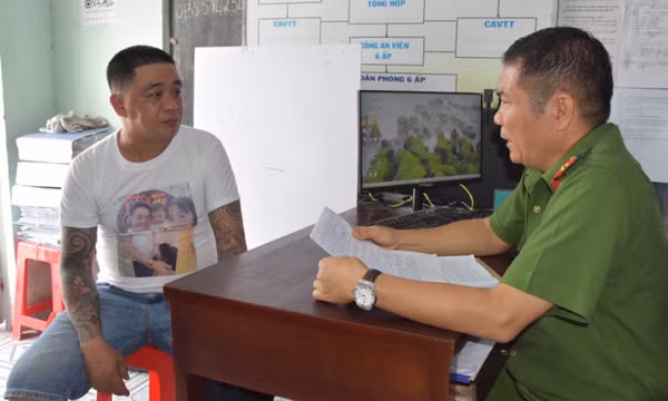 Đối tượng có lệnh truy nã ra đầu thú