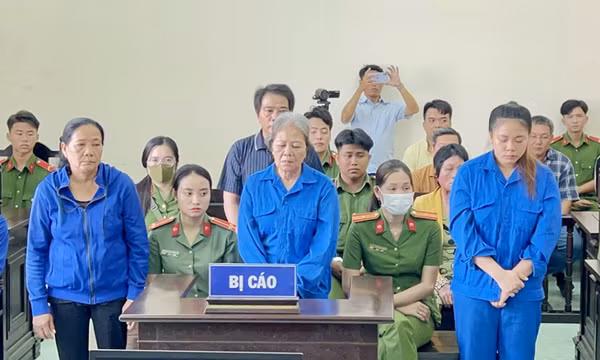 Phóng hỏa đốt cảnh sát, 5 người trong gia đình lãnh án