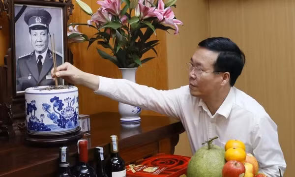 Chủ tịch nước Võ Văn Thưởng dâng hương, chúc Tết nguyên lãnh đạo Đảng, Nhà nước