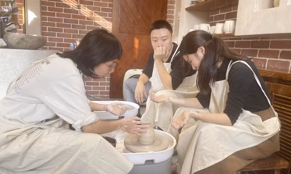 Trải nghiệm làm gốm thủ công tại The Studio