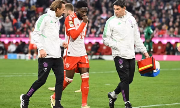 Alphonso Davies báo tin dữ cho Bayern Munich