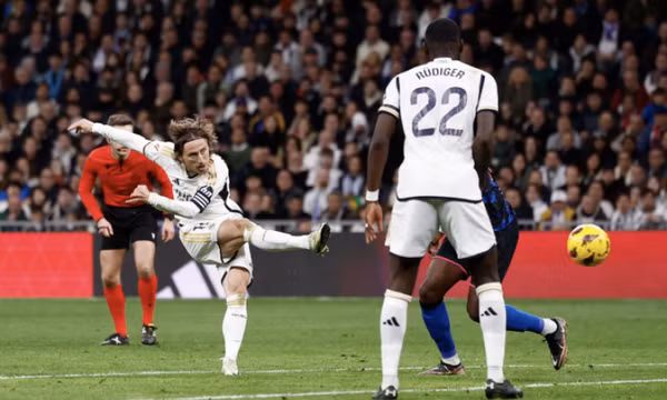 Siêu phẩm của Modric giúp Real củng cố đỉnh bảng La Liga