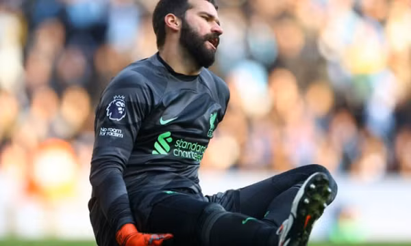 Liverpool nhận hung tin từ Alisson