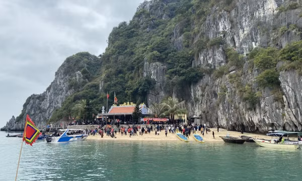 Rộn ràng lễ hội đền Bà Men