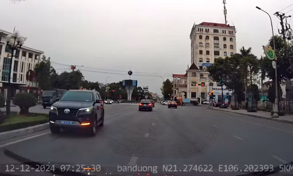 Xe biển xanh chạy ngược chiều trên đường một chiều tại Bắc Giang