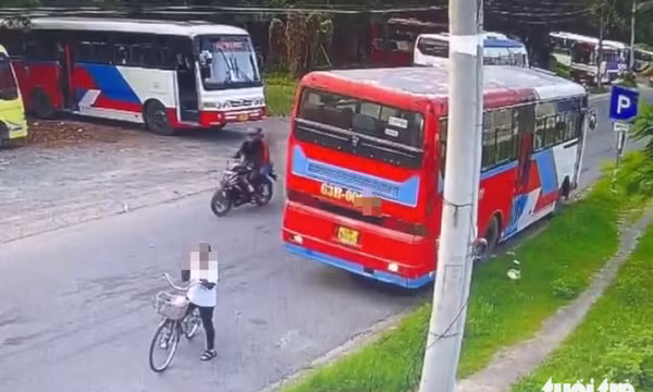 Dừng xe đạp nghe điện thoại, nữ công nhân bị xe khách lùi cán chết