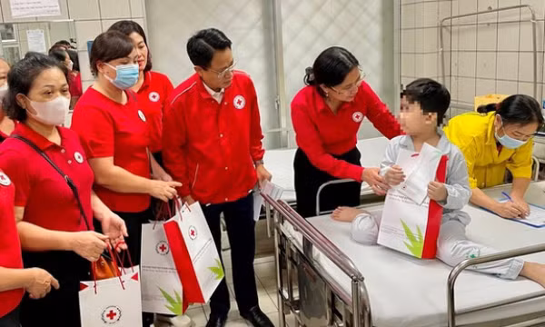 Chế độ đối với công chức làm việc tại hội đặc thù