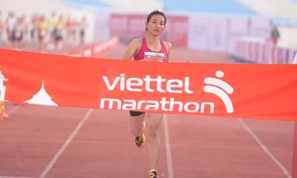 Nguyễn Thị Oanh lập kỷ lục marathon Quốc gia