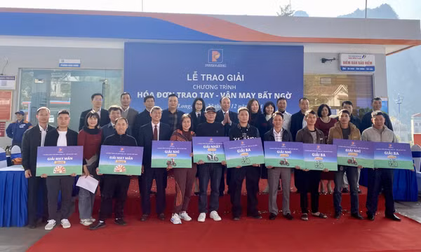 Chi nhánh xăng dầu Quảng Ninh trao thưởng “Hóa đơn trao tay – vận may bất ngờ”