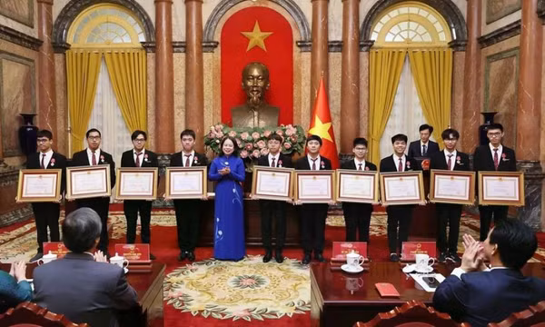 Trao Huân chương Lao động cho 20 học sinh đoạt giải quốc tế năm 2024