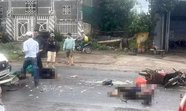 Xe máy lấn làn tông trực diện vào ô tô, hai người phụ nữ nguy kịch