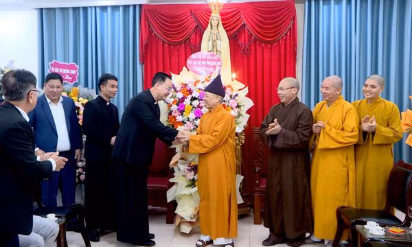 Hoà thượng Thích Thanh Quyết chúc mừng Giáo xứ Hòn Gai nhân dịp Lễ Giáng sinh 2024