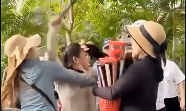 Xử lý 3 người bán hàng rong ở Nha Trang xô xát với du khách