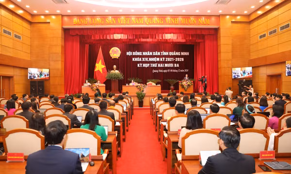 Đại biểu HĐND tỉnh nghe các báo cáo, tờ trình