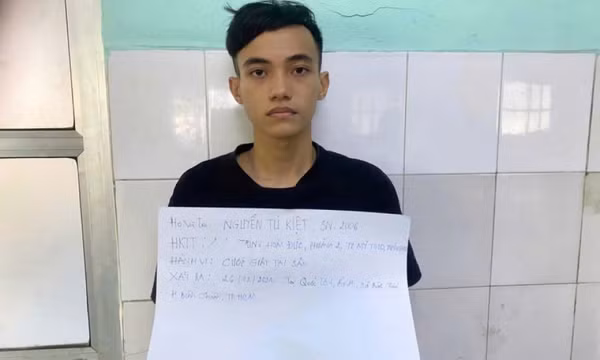 Lại chiêu dàn cảnh “vờ rơi dép” để cướp xe máy