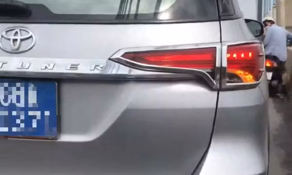 Lập biên bản tài xế xe biển xanh đi vào làn xe máy trên cầu Phú Mỹ