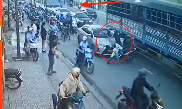 Người đàn ông đập phá xe ô tô sau va chạm giao thông