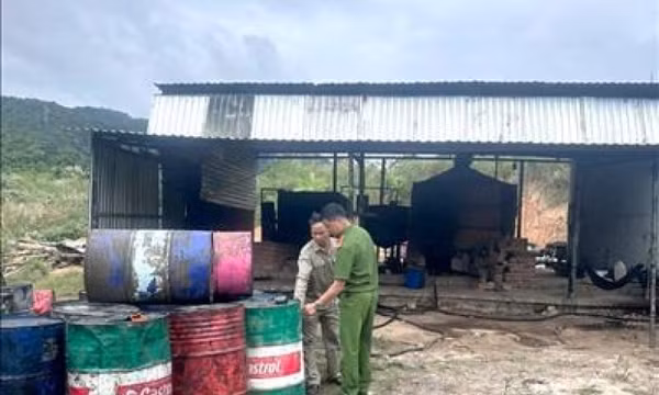 Bình Thuận: Bắt quả tang cơ sở tái chế nhớt thải trái phép quy mô lớn