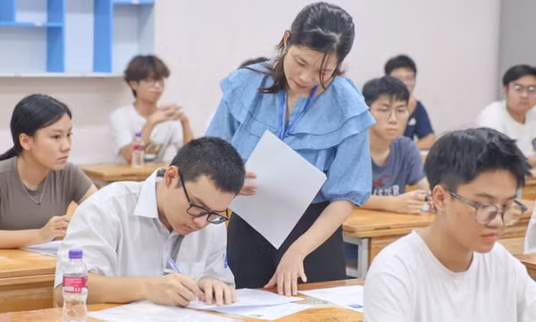 Thi tốt nghiệp THPT 2025: Giảm 1 buổi thi và 2 môn thi
