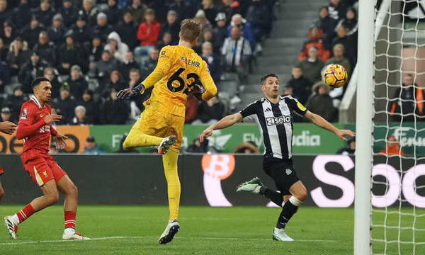Liverpool sẩy chân phút 90 ở Ngoại hạng Anh