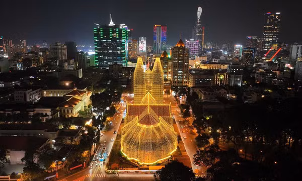 Nhà thờ Đức Bà nguy nga như cung điện cổ tích mùa Giáng sinh